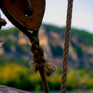 Un élément de cordage d'un bateau et fond flou - France  - collection de photos clin d'oeil, catégorie clindoeil